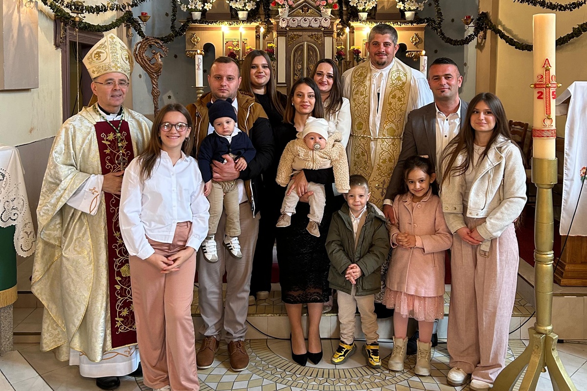 Biskup Radoš krstio malenog Melkiora, peto dijete obitelji Kolić iz Župe Miholjanec 